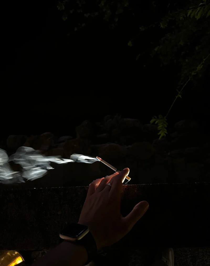 ảnh hút thuốc buồn 15