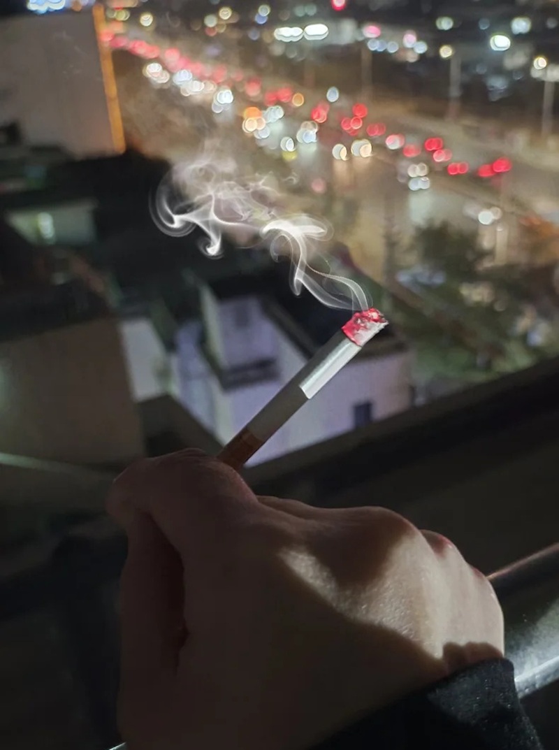 ảnh hút thuốc buồn 17