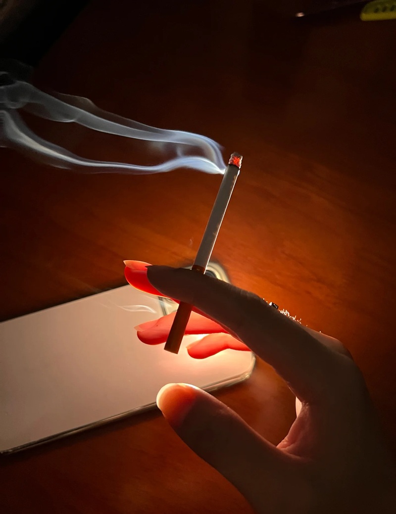 ảnh hút thuốc buồn 19