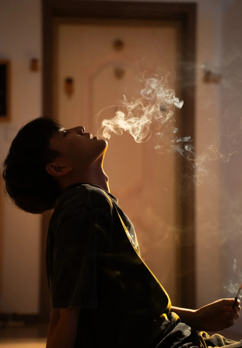 ảnh hút thuốc buồn 21