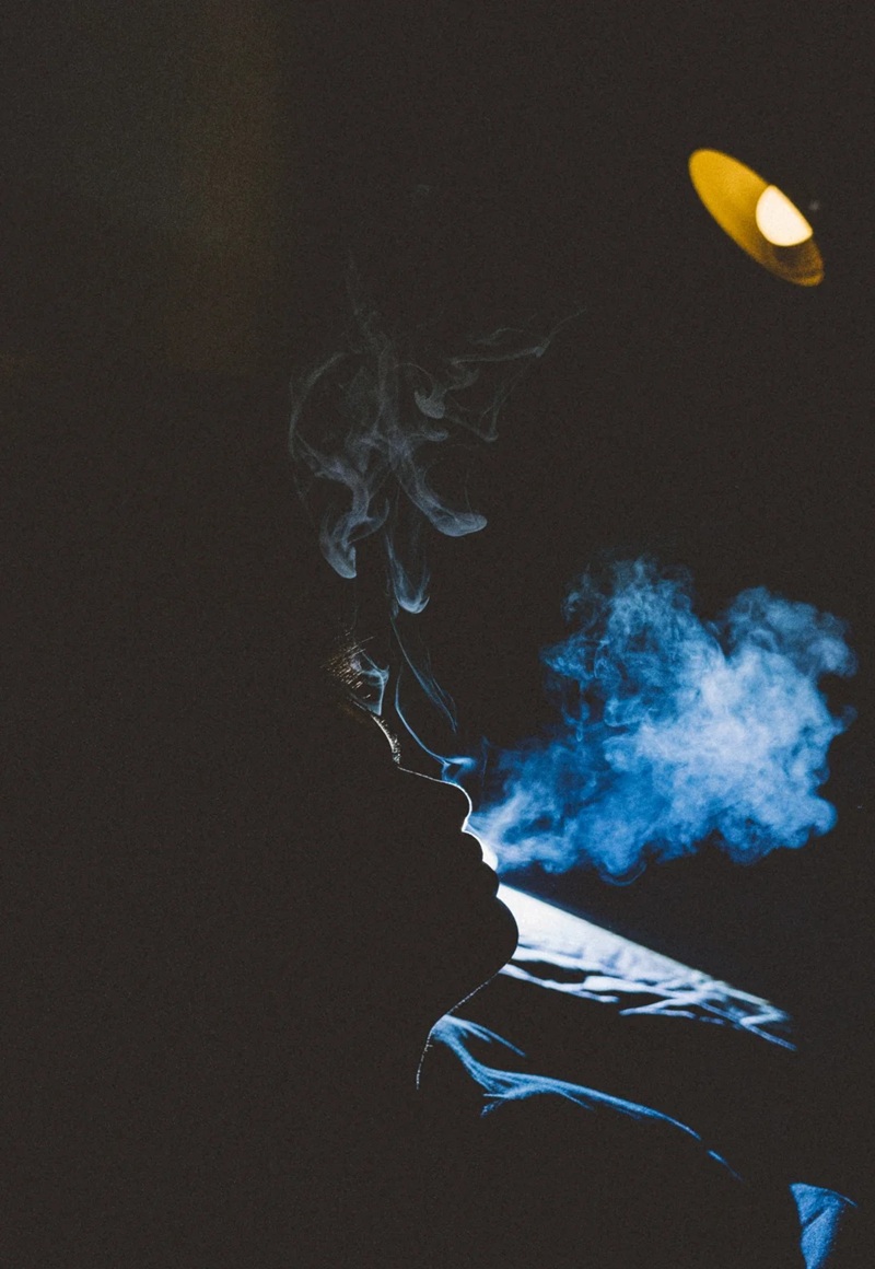 ảnh hút thuốc buồn 28