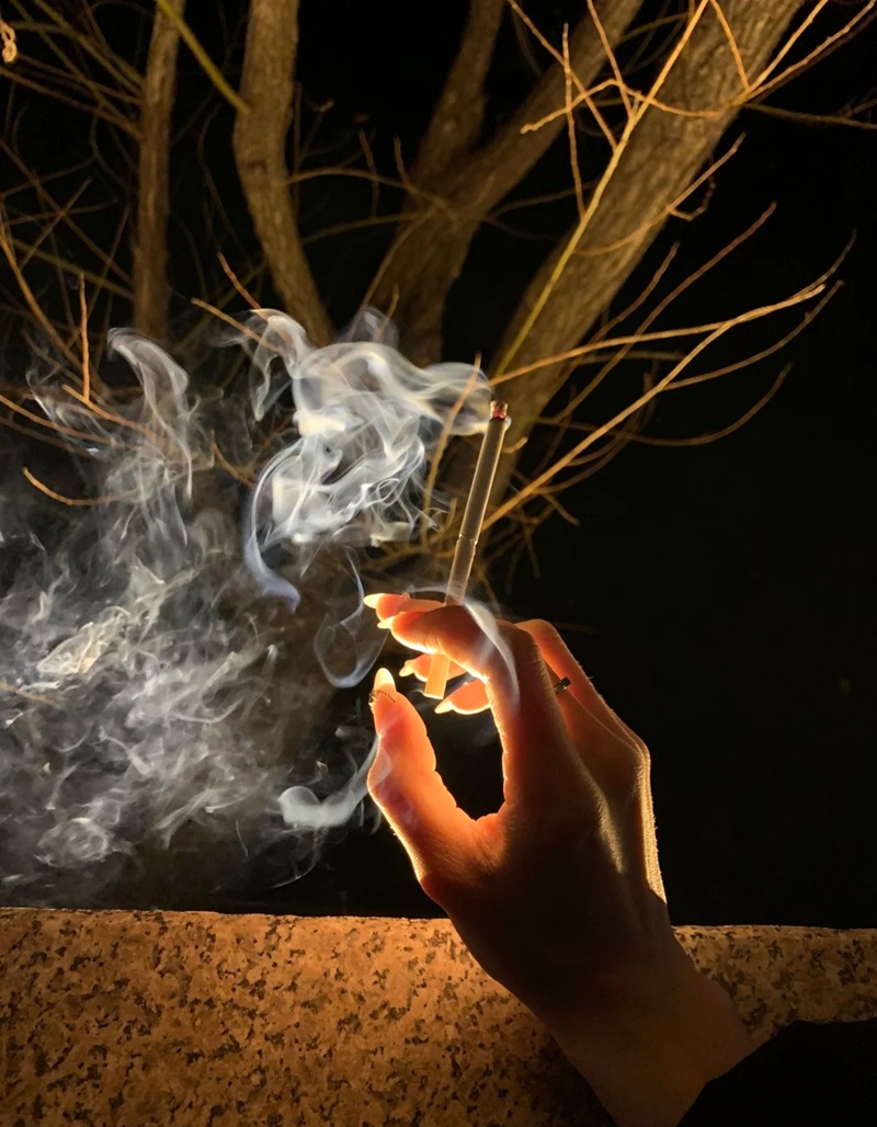 ảnh hút thuốc buồn 37