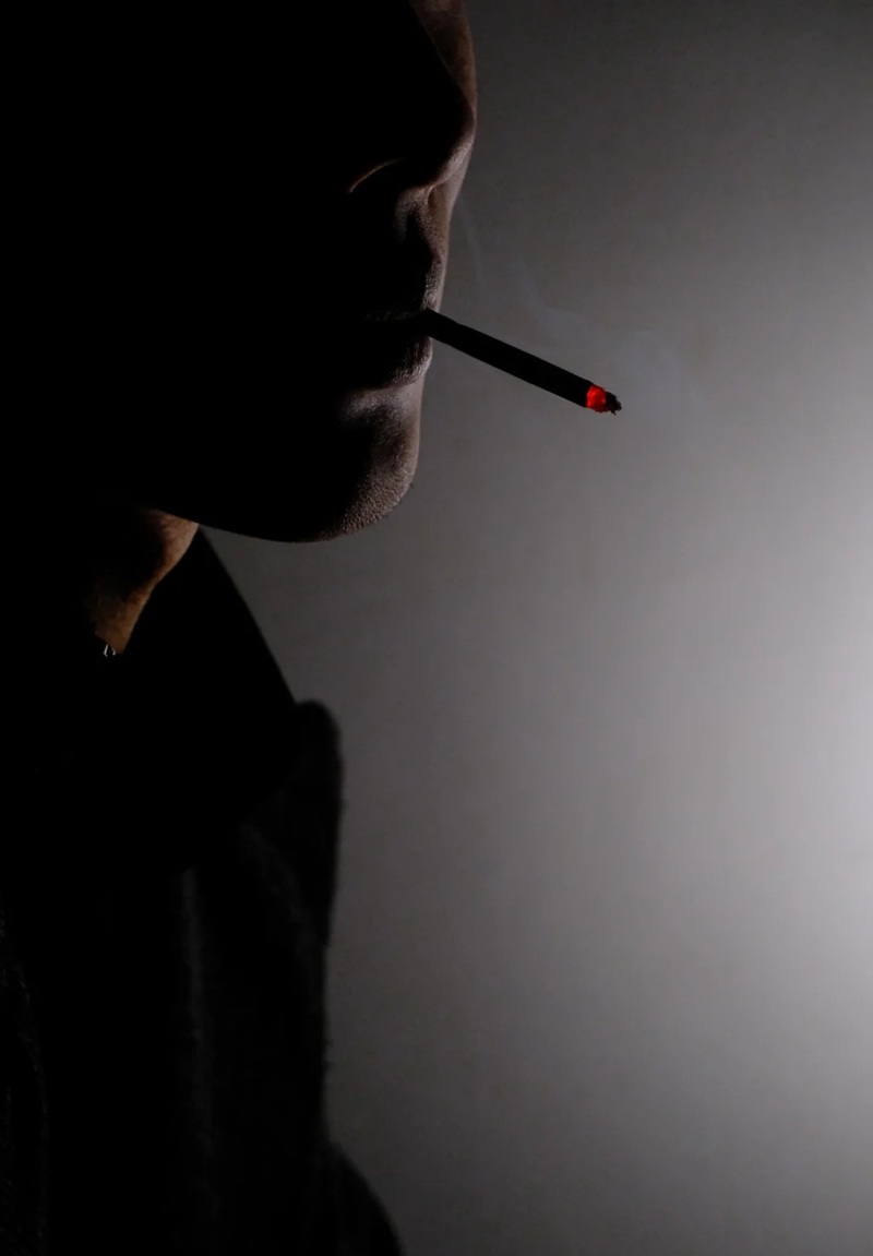 ảnh hút thuốc buồn 39