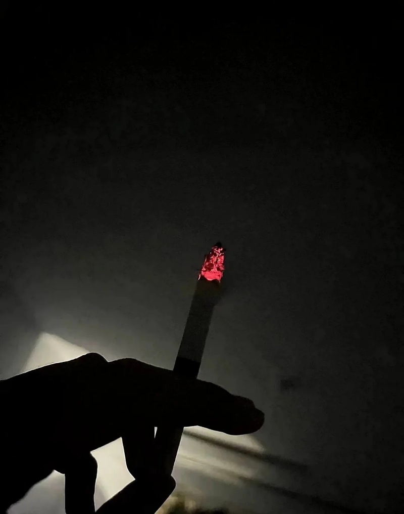 ảnh hút thuốc buồn 5