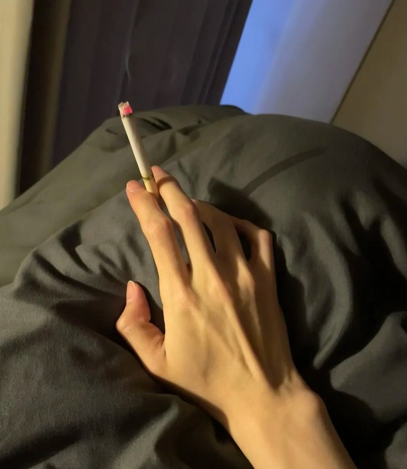 ảnh hút thuốc buồn 6