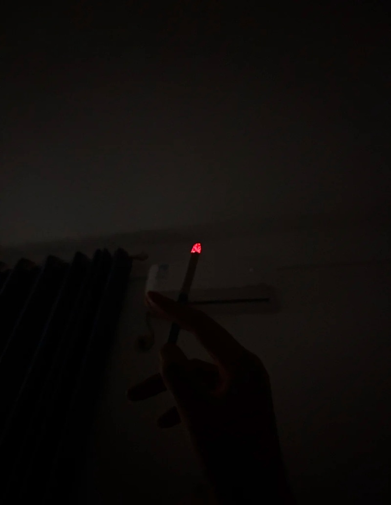 ảnh hút thuốc buồn 8