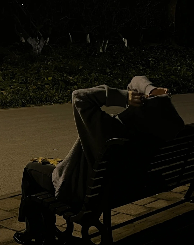 ảnh ngồi 1 mình buồn 18