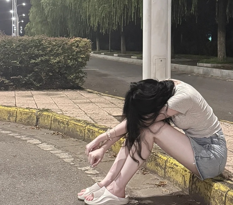 ảnh ngồi 1 mình buồn 2