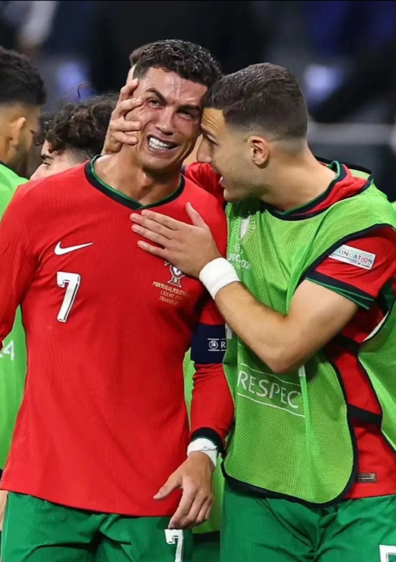 ảnh ronaldo khóc 23