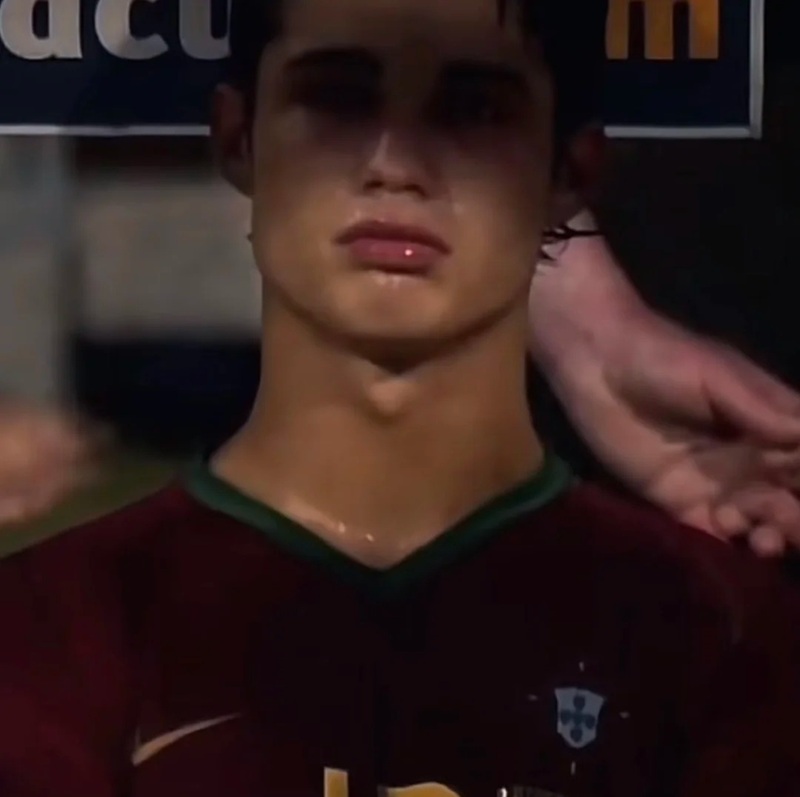 ảnh ronaldo khóc 25