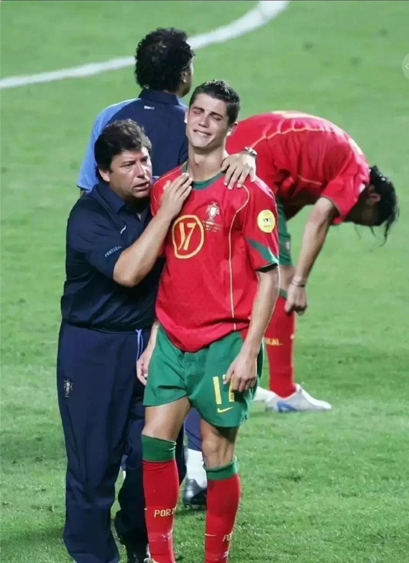 ảnh ronaldo khóc 36