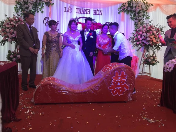 ghế tình yêu meme 8