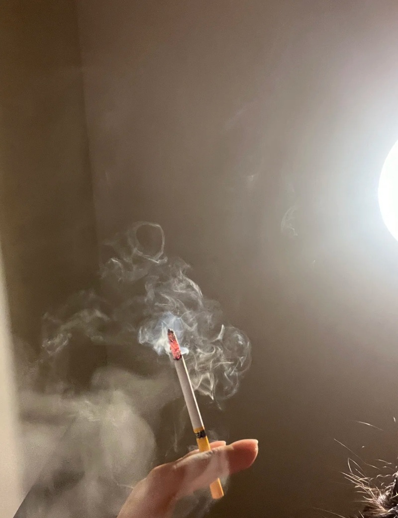 hình ảnh buồn hút thuốc