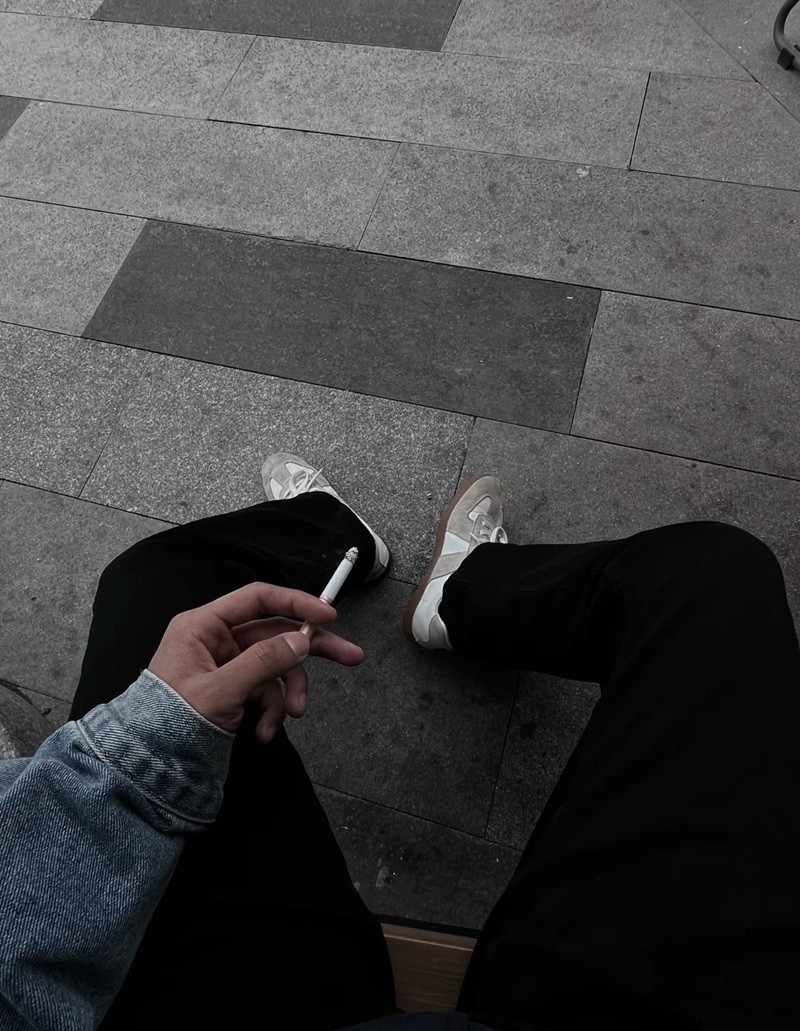 hình ảnh buồn ngồi hút thuốc