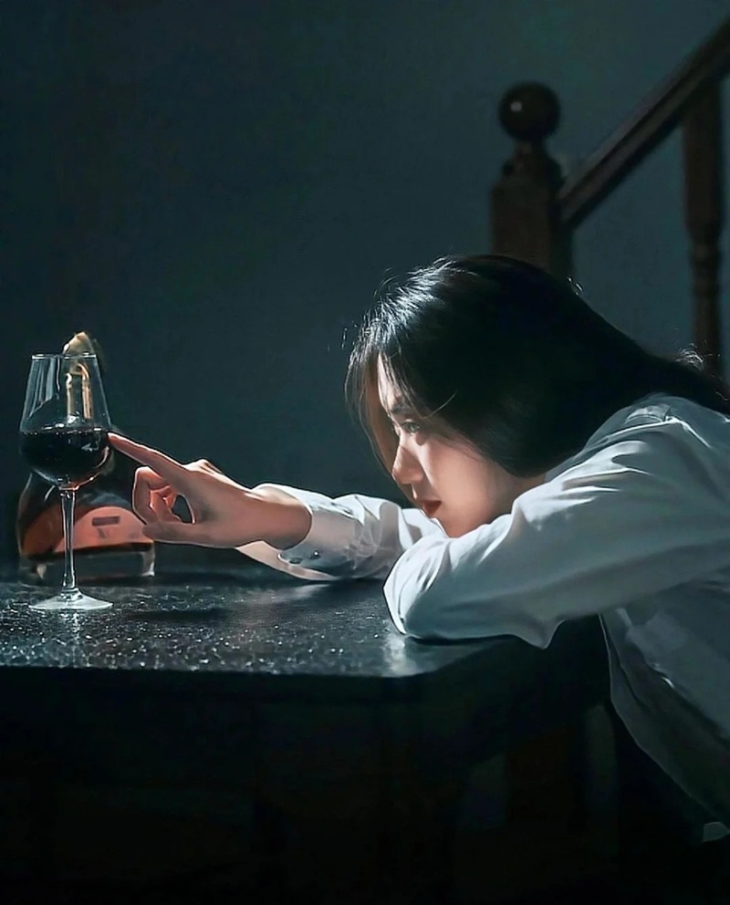 hình ảnh buồn ngồi uống rượu