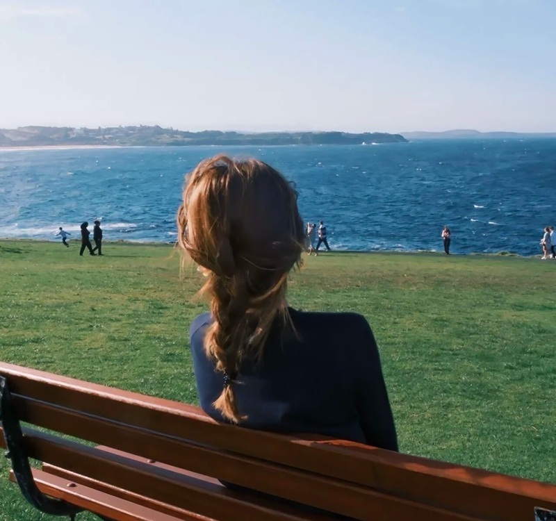 hình ảnh cô gái ngồi buồn