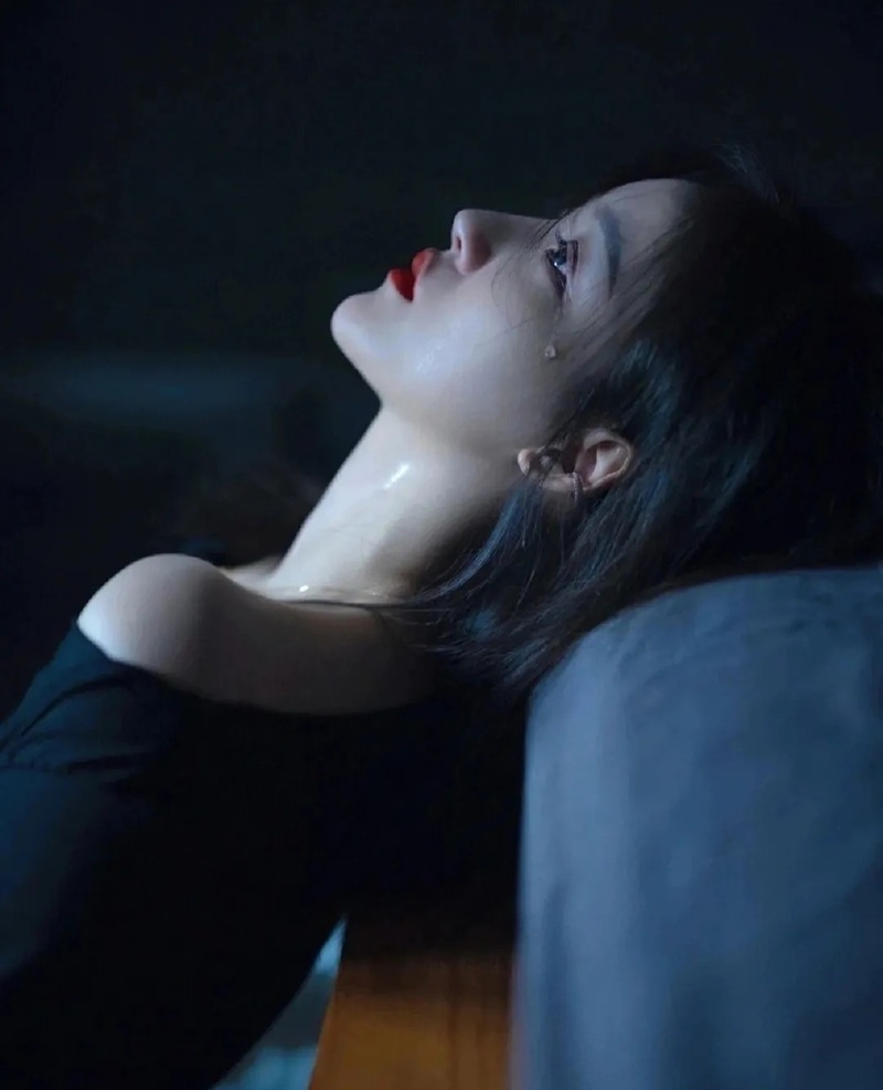 hình ảnh con gái khóc đau khổ