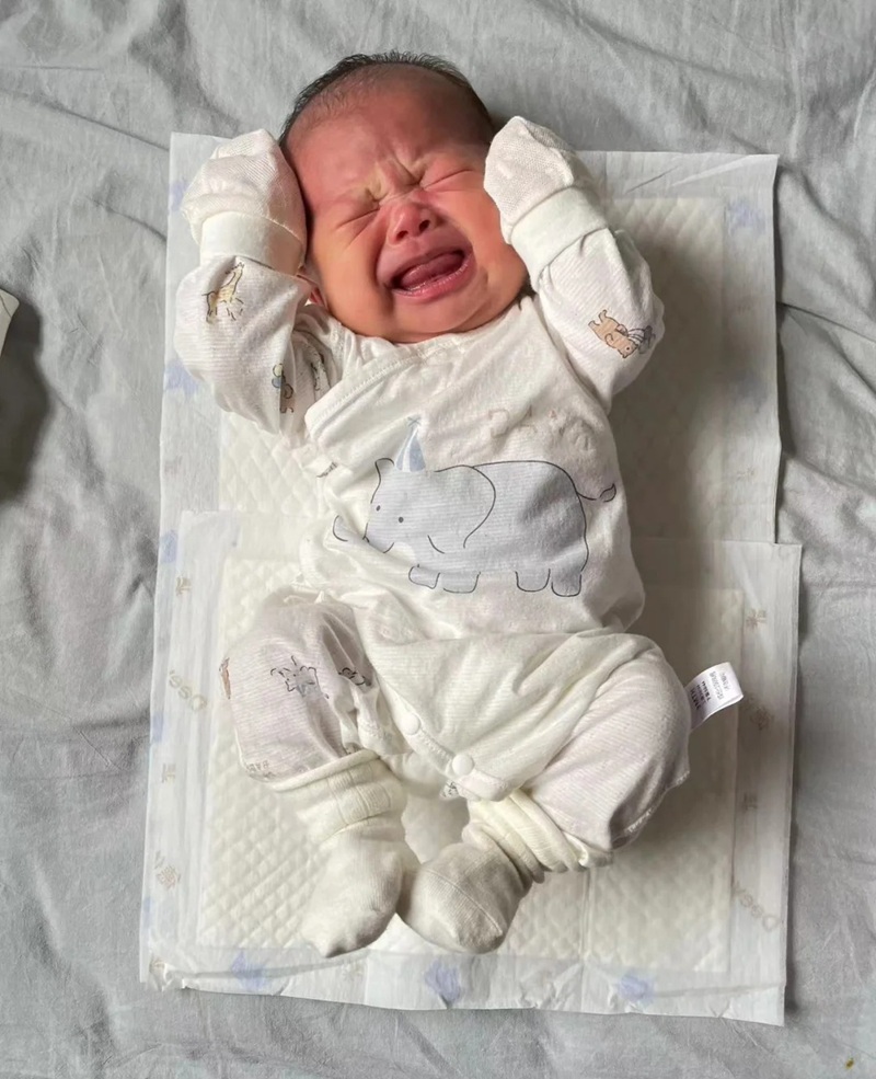 hình ảnh em bé khóc nhè