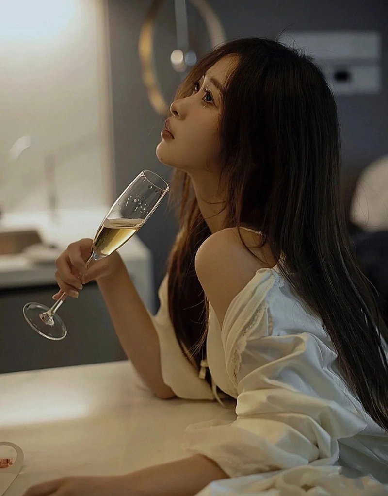 hình ảnh gái xinh uống rượu bia buồn