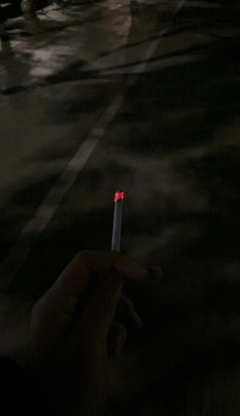 hình ảnh hút thuốc buồn