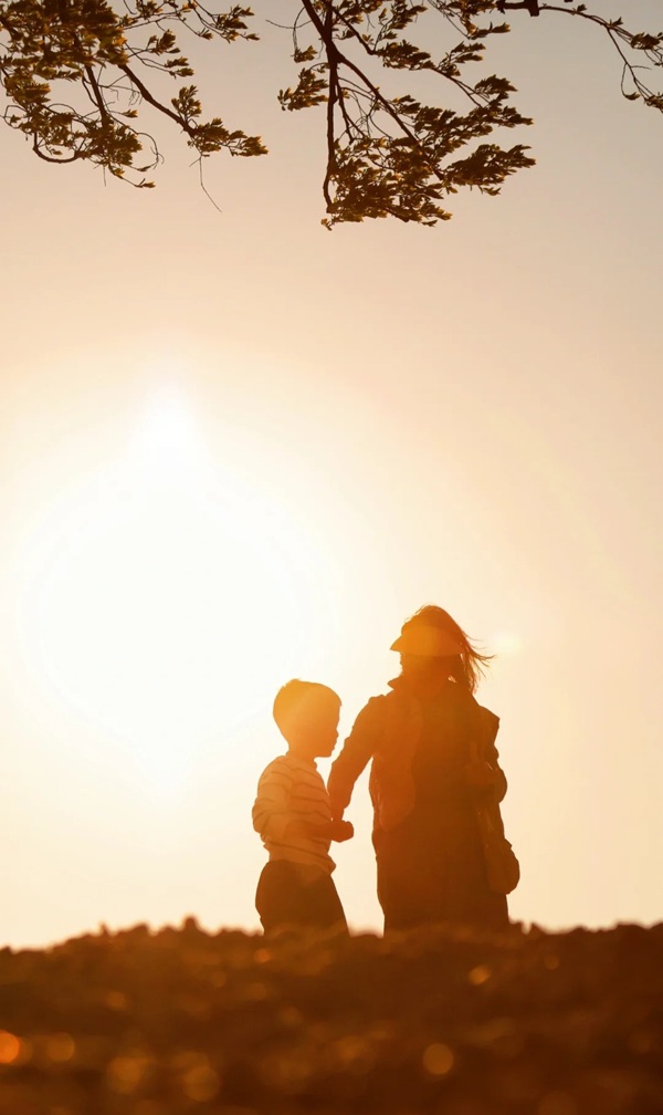 hình ảnh mẹ đơn thân buồn 1