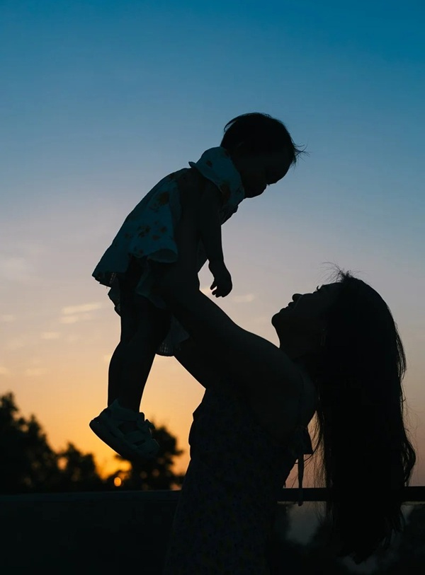 hình ảnh mẹ đơn thân buồn 18