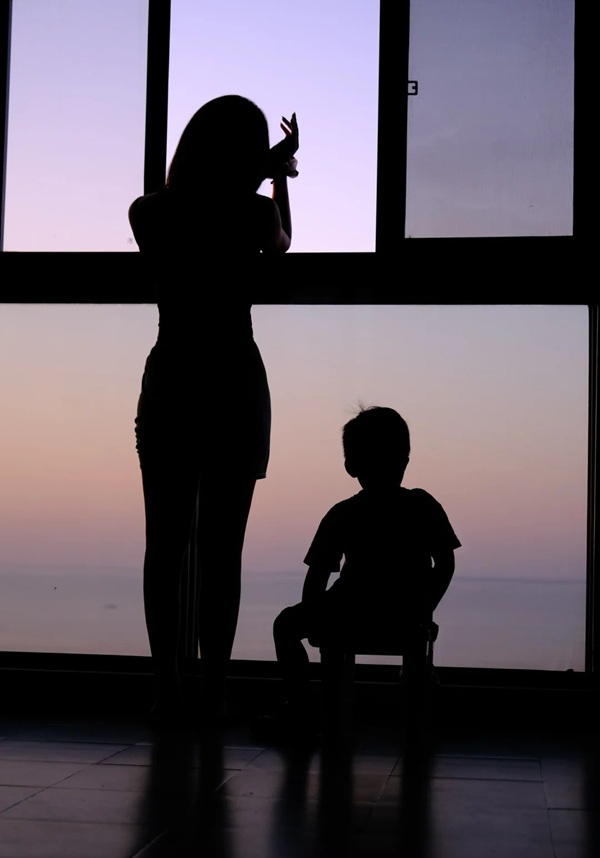 hình ảnh mẹ đơn thân buồn 23