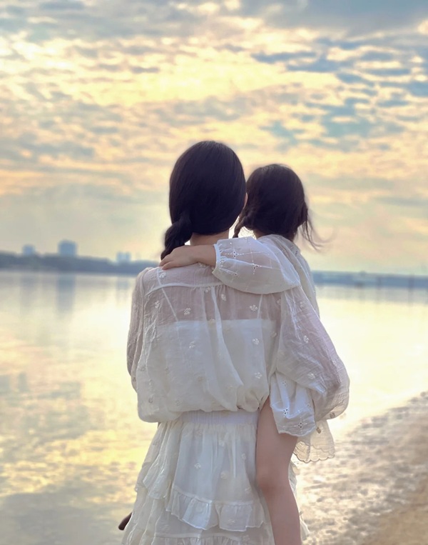 hình ảnh mẹ đơn thân buồn 24