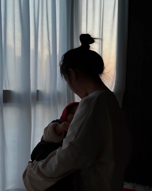 hình ảnh mẹ đơn thân buồn 29