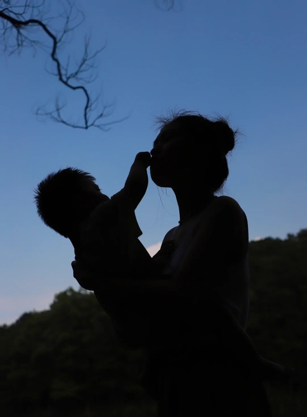 hình ảnh mẹ đơn thân buồn 35