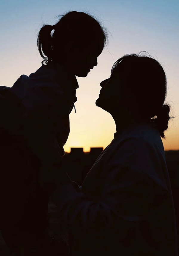 hình ảnh mẹ đơn thân buồn 37