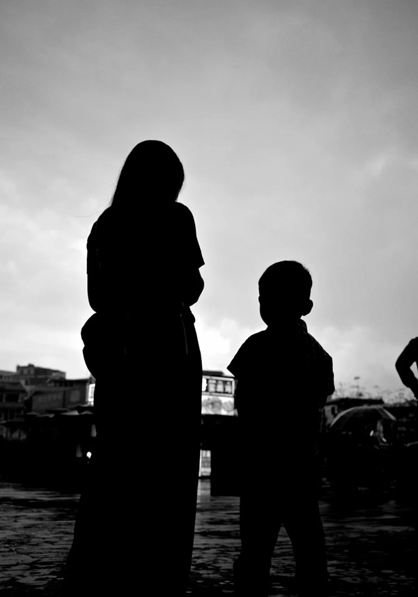 hình ảnh mẹ đơn thân buồn 6