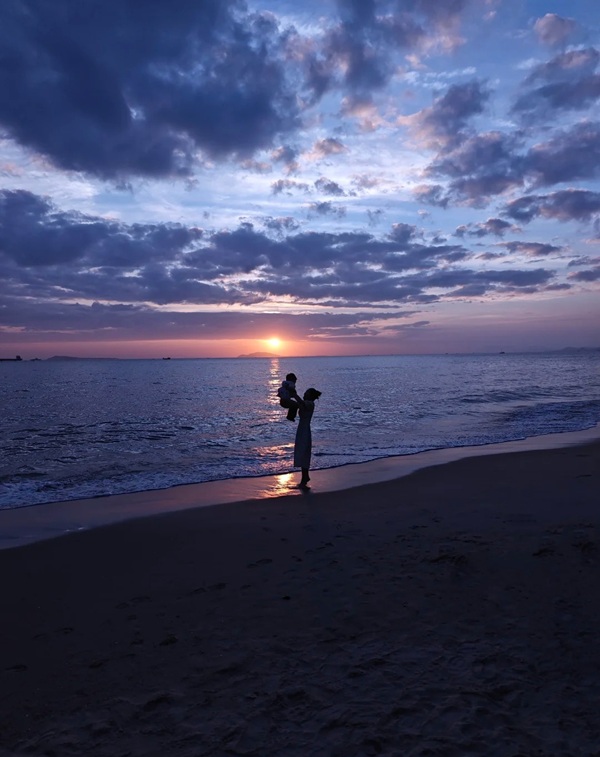 hình ảnh mẹ đơn thân buồn 7