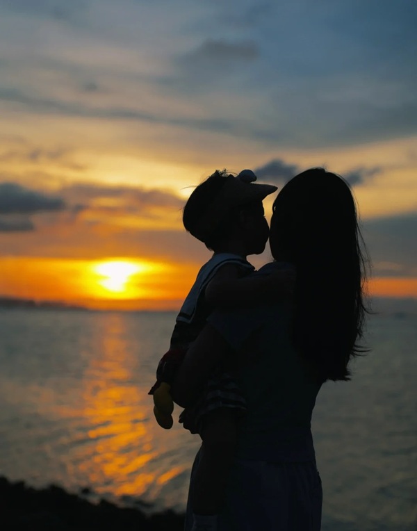 hình ảnh mẹ đơn thân buồn 8