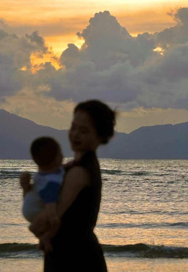 hình ảnh mẹ đơn thân buồn 9