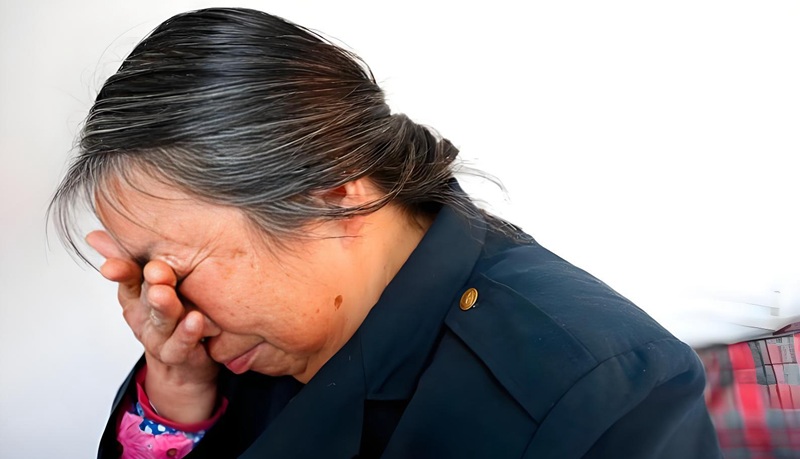 hình ảnh mẹ già khóc 1