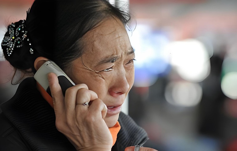 hình ảnh mẹ già khóc 10