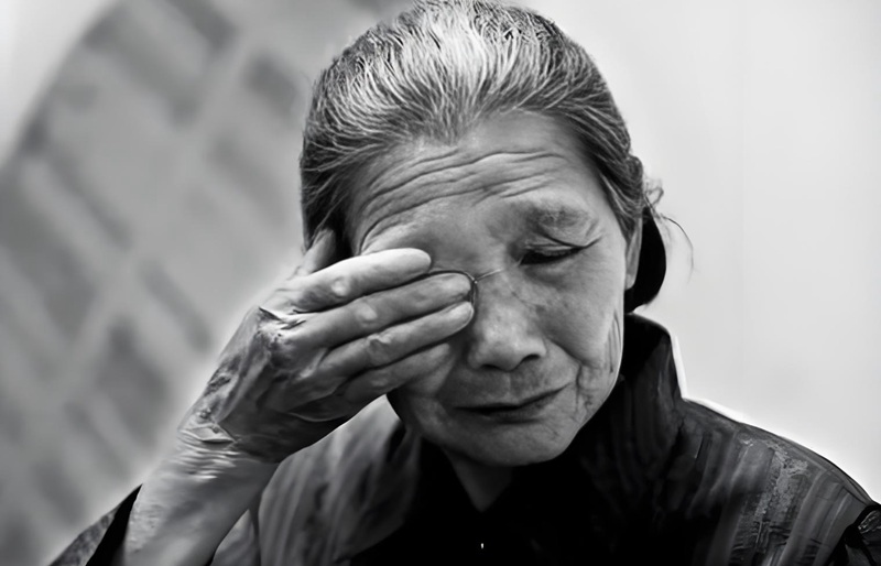 hình ảnh mẹ già khóc 11