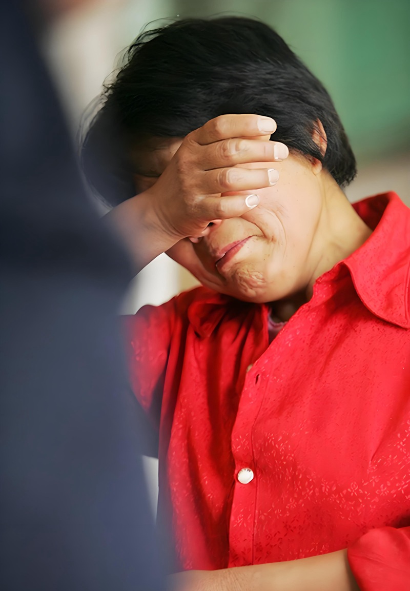 hình ảnh mẹ già khóc 12