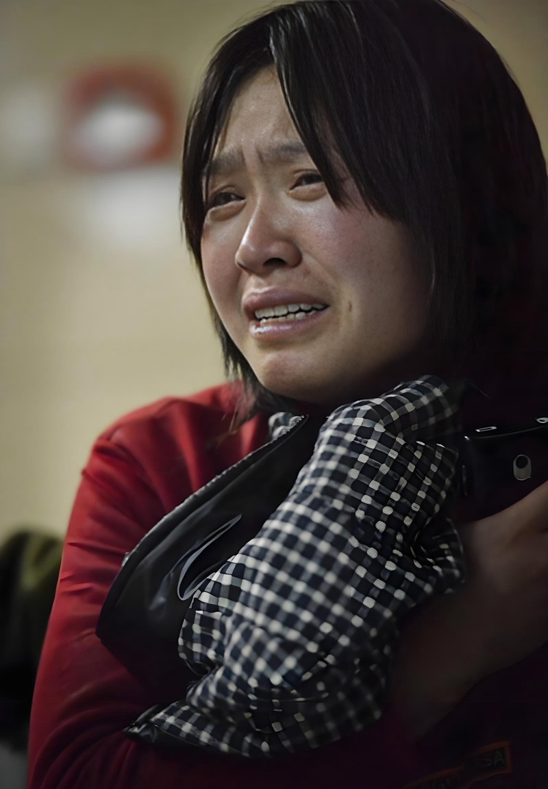 hình ảnh mẹ già khóc 13