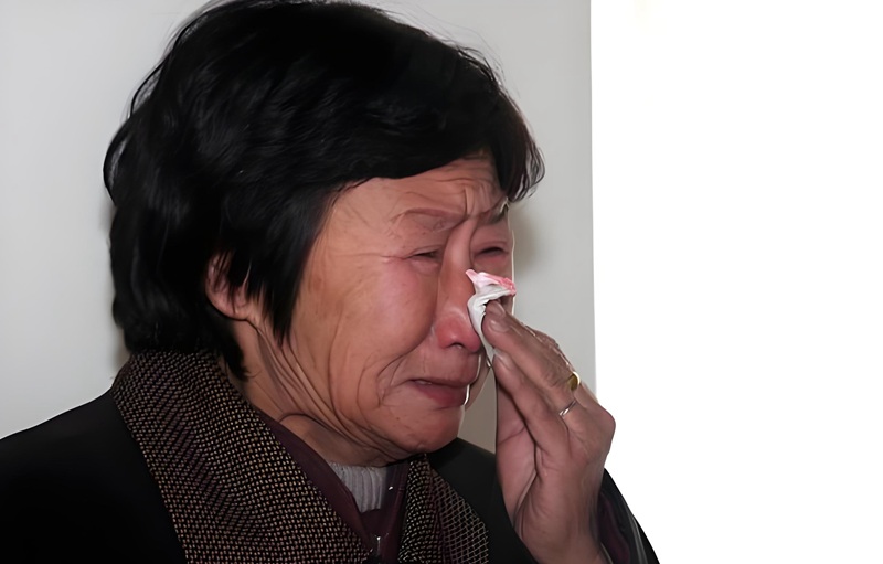 hình ảnh mẹ già khóc 14