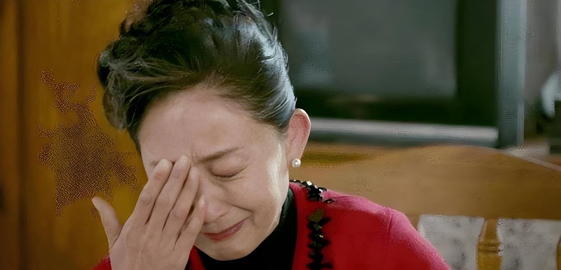 hình ảnh mẹ già khóc 15