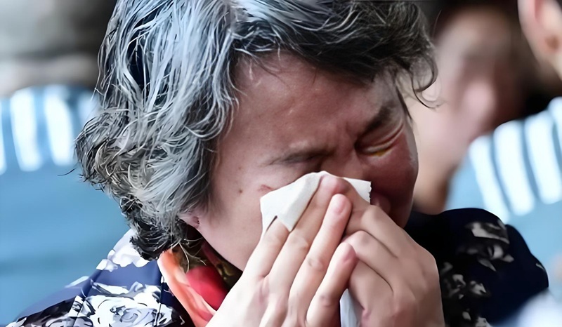 hình ảnh mẹ già khóc 16