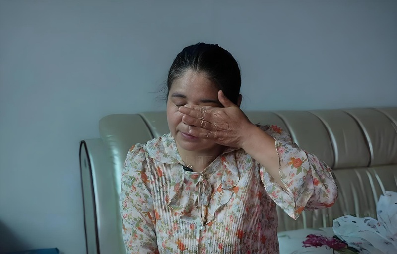 hình ảnh mẹ già khóc 18