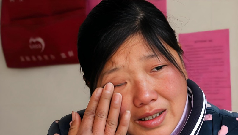 hình ảnh mẹ già khóc 19