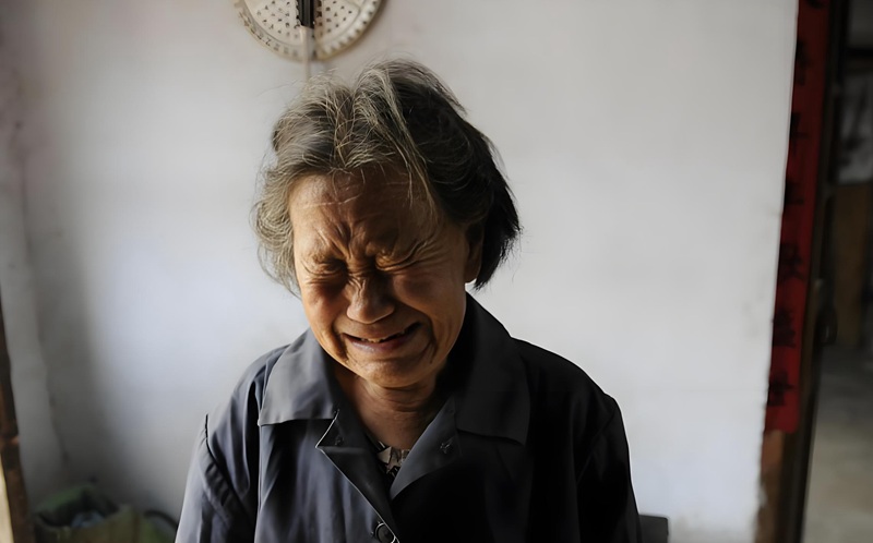 hình ảnh mẹ già khóc 2