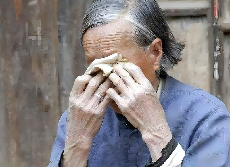 hình ảnh mẹ già khóc 20