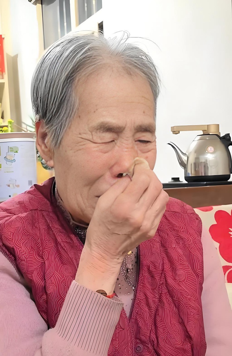 hình ảnh mẹ già khóc 23