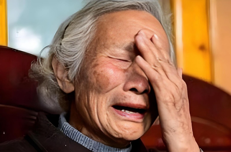 hình ảnh mẹ già khóc 24