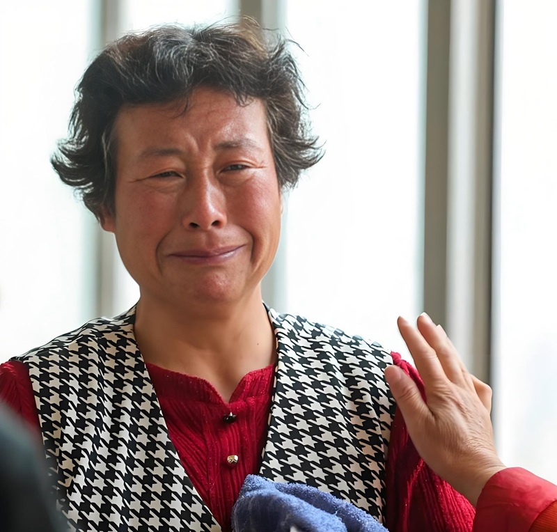 hình ảnh mẹ già khóc 25